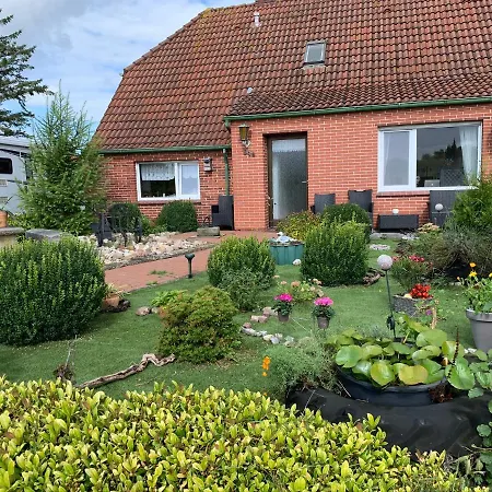 Kleines Ostfriesenhaus Mitten Im Gruenen, Mindestaufenthalt 3 Tage, Bitte Vorher Anfragen, Endreinigung 60 Vor Ort An Hausverwalter, Tier Pro Tag 5 Apartment Osteel