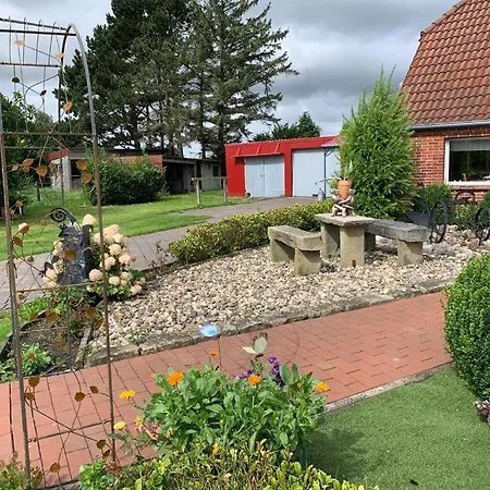 Kleines Ostfriesenhaus Mitten Im Gruenen, Mindestaufenthalt 3 Tage, Bitte Vorher Anfragen, Endreinigung 60 Vor Ort An Hausverwalter, Tier Pro Tag 5 * Osteel